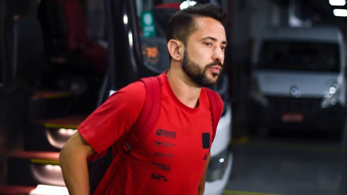 Titular do Flamengo sofre lesão e é desfalque contra o Corinthians