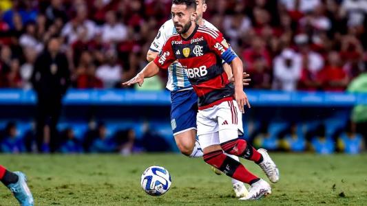 Everton Ribeiro foi titular na vitória sobre o Racing