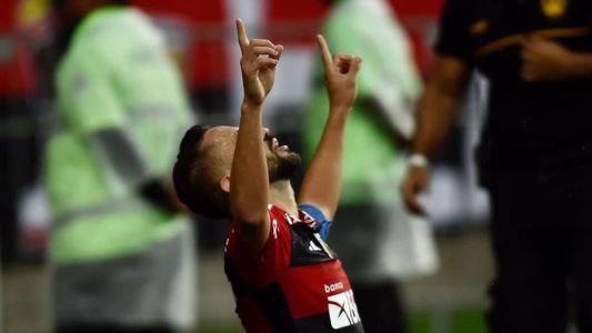 Everton Ribeiro marcou o segundo gol do Flamengo diante do Goiás