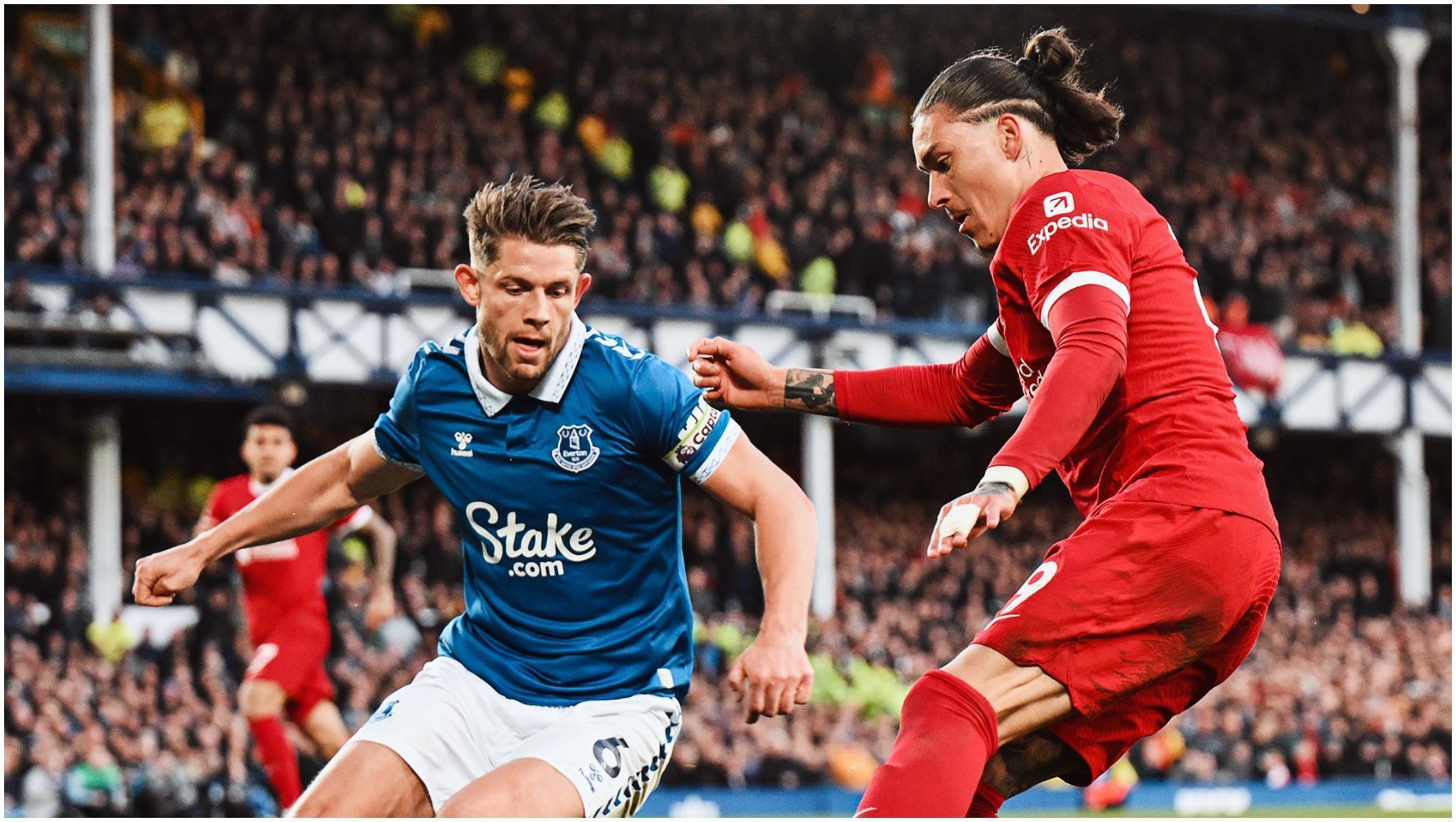 Everton vence o Liverpool e 'trava' rival na disputa pelo título da Premier League