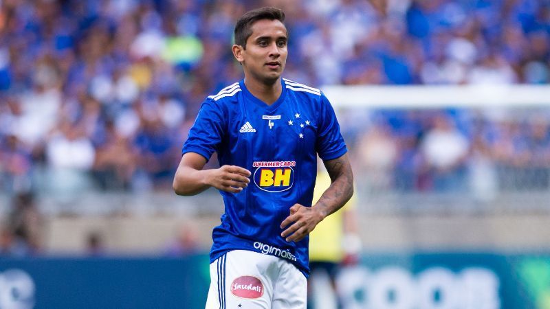 Ex-Cruzeiro surpreende e anuncia aposentadoria aos 26 anos: 'As dores não passam'