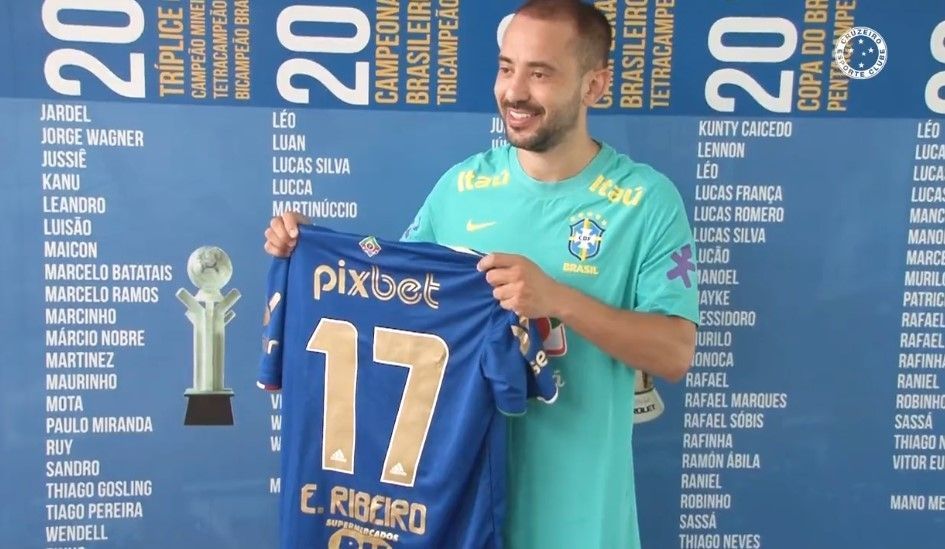 Cotado no Cruzeiro, Everton Ribeiro já foi homenageado pela SAF e falou em retorno