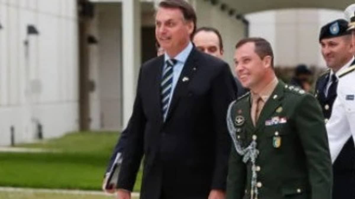 Deputado diz que esposa de Mauro Cid pode ser convocada para CPMI, se ele não colaborar