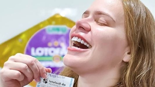 Ex-BBB exibe bilhete premiado nas redes sociais