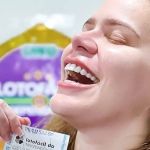 Ex-BBB Paulinha Leite exibe bilhete premiado da Lotofácil: 'Quase 3 milhões'