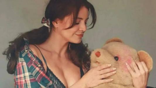 Ex-Chiquititas, Renata Del Bianco utilizou uniforme da novela em ensaio sensual