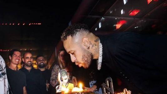 Ex-companheiro de Neymar comentou festas do brasileiro e destacou mulheres bonitas