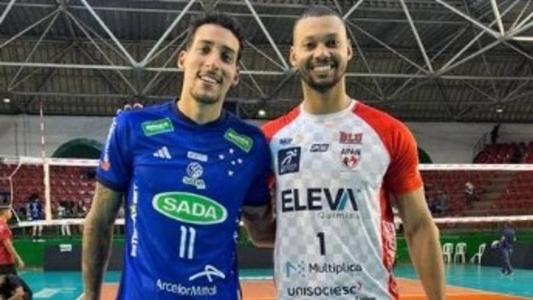 Ex-companheiros no Cruzeiro, Rodriguinho e Alan posam para foto no Riachão