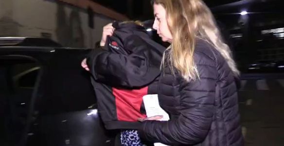 Mulher é presa suspeita de buscar fuzil usado na execução de ex-delegado-geral de SP.