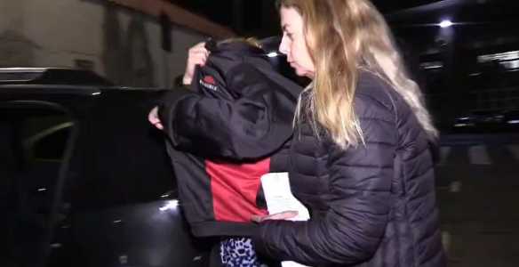 Mulher é presa suspeita de buscar fuzil usado na execução de ex-delegado-geral de SP.
