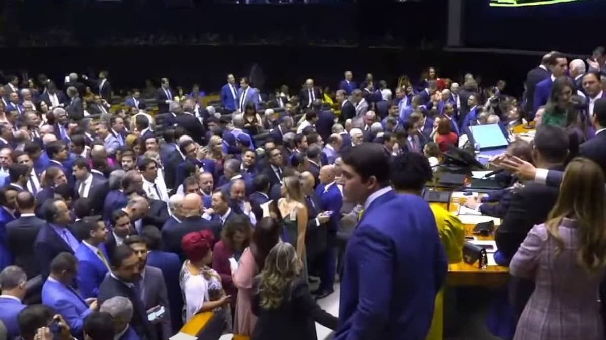 Sessão de posse dos deputados é suspensa após pai de Arthur Lira desmaiar no Plenário
