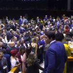 Sessão de posse dos deputados é suspensa após pai de Arthur Lira desmaiar no Plenário