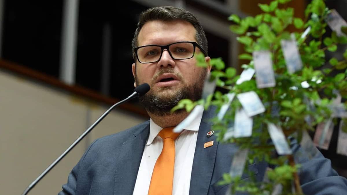 Crítico de ‘cabide de empregos’, ex-deputado ganha cargo de R$ 31 mil no governo