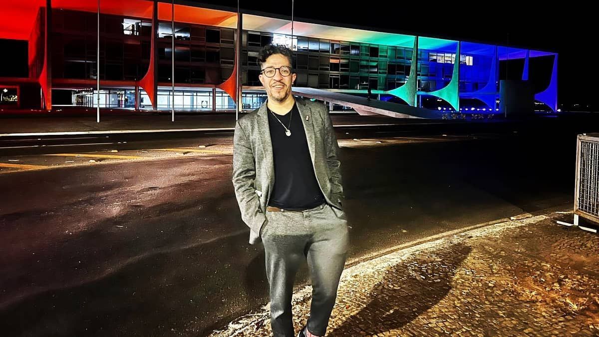 Quatro anos após desistir de mandato e viajar para o exterior, Jean Wyllys volta ao Brasil