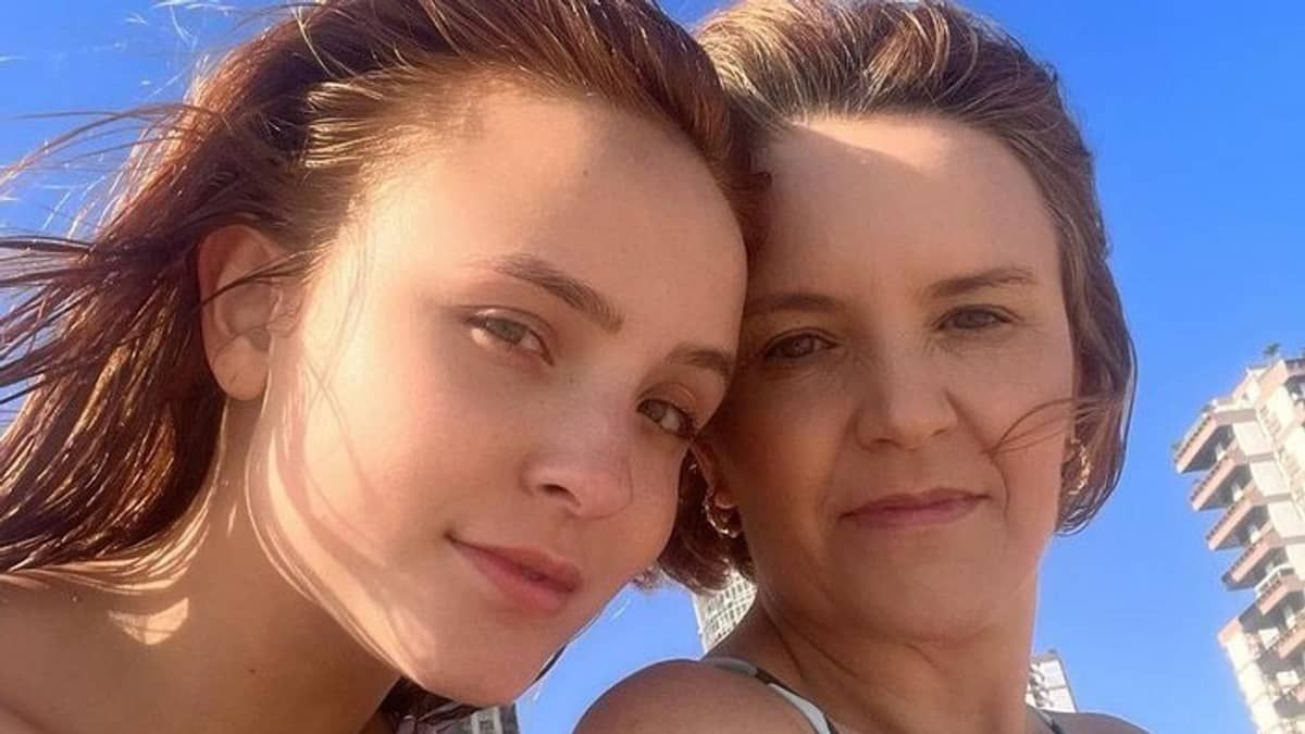 Ex-funcionária diz que mãe de Larissa Manoela quebrou o dente da filha em uma das brigas