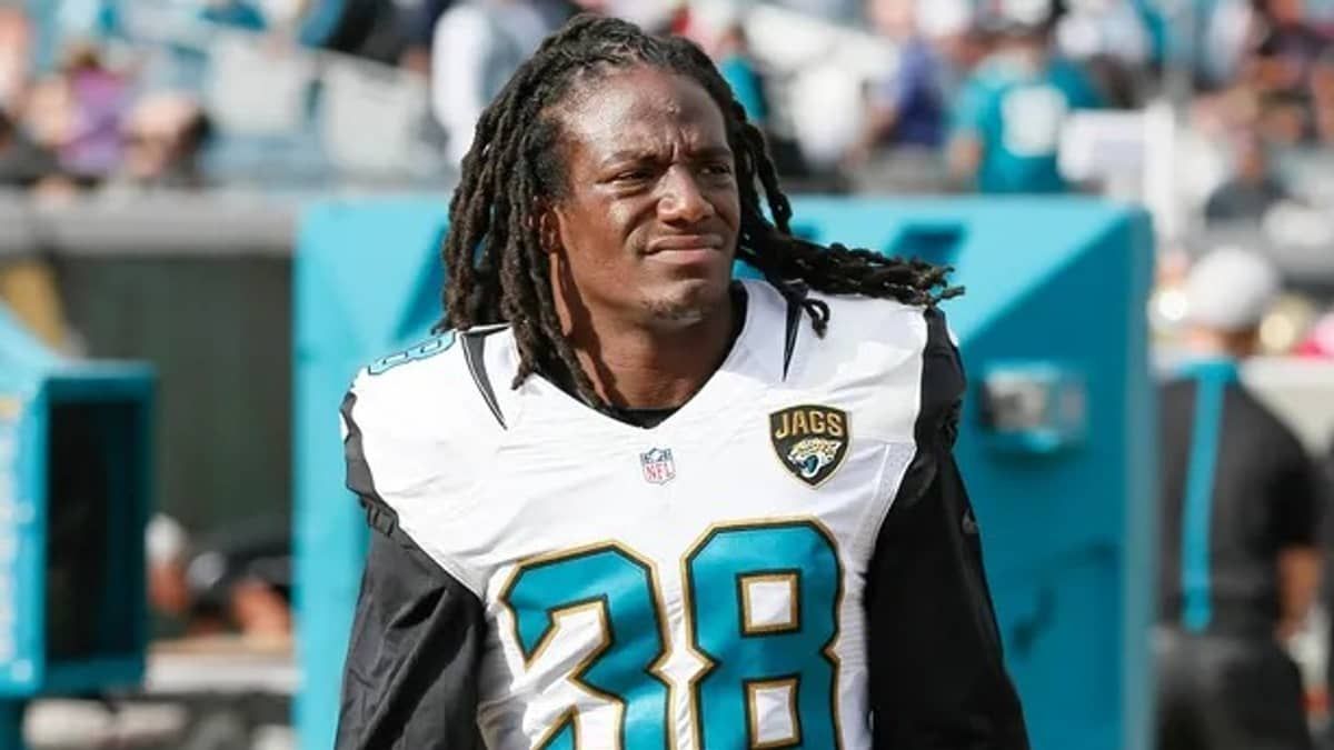 Ex-jogador da NFL é preso por suspeita de envolvimento no homicídio da própria mãe