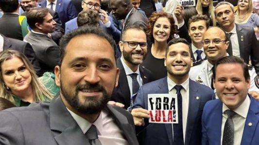 Ex-jogador de vôlei tomou posse como deputado federal nesta quarta (1)