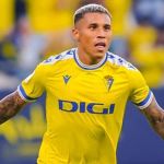 Ex-Valladolid é condenado a pagar R$51 mil por agredir namorado da ex na Espanha