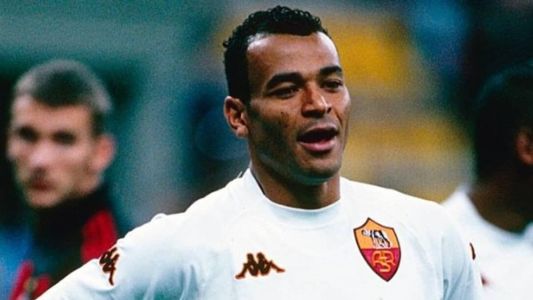 Ex-lateral Cafu com a camisa da Roma