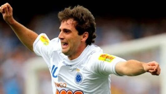 Ex-meia Montillo durante passagem pelo Cruzeiro
