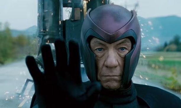 Aos 85 anos, Sir Ian McKellen é levado ao hospital após cair do palco em teatro