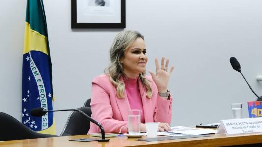 Ex-ministra Daniela Carneiro garantiu que deixa a pasta 'de cabeça erguida'