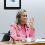 Daniela Carneiro afirma sair do Turismo 'de cabeça erguida', alfineta orçamento e garante apoio a Lula na Câmara