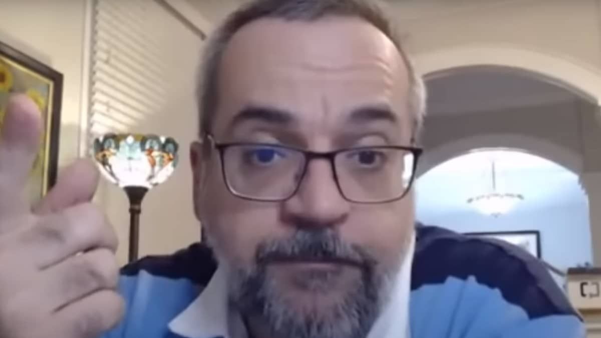 Weintraub e sua esposa têm salários suspensos em universidade por faltas injustificadas