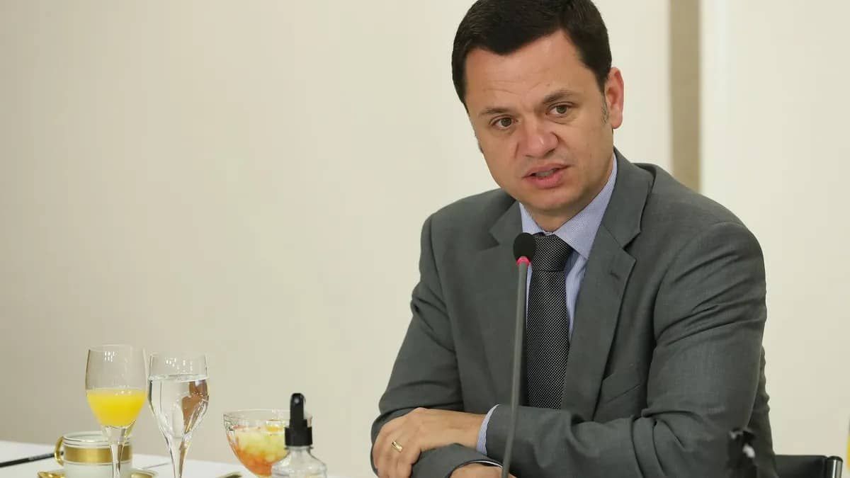 Dino limita regras para ceder servidores da Justiça e ameaça nomeação de ex-ministro de Bolsonaro