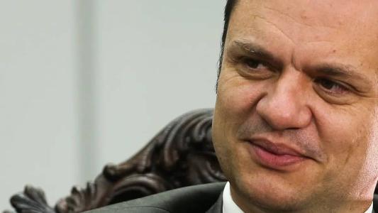Ex-ministro terá de usar tornozeleira eletrônica