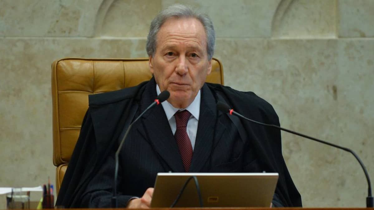 Lewandowski recebe carteira da OAB um dia após se aposentar do STF
