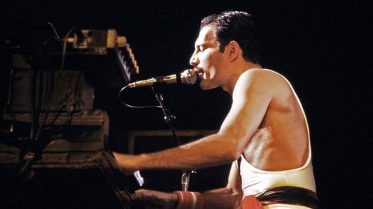 Ex-namorada de Freddie Mercury leiloa manuscrito de Bohemian Rhapsody e gera polêmica