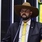 Deputado Zé Trovão é acusado de agredir ex-noiva e ameaçá-la com faca, e Justiça concede medida protetiva à mulher