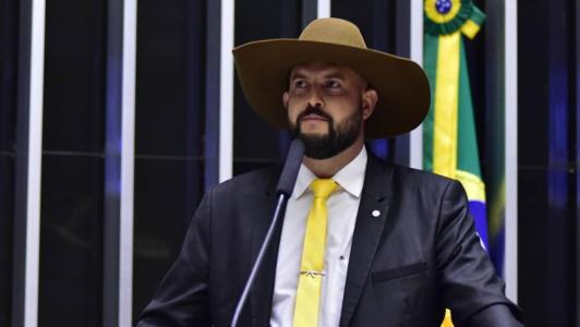Ex-noiva de Zé Trovão (PL-SC) o denunciou à polícia por agressão e detalhou que ele tentou enforcá-la