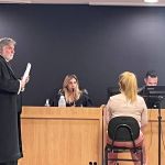 Ex-prefeita de Santa Luzia chora em depoimento e nega participação em morte de jornalista