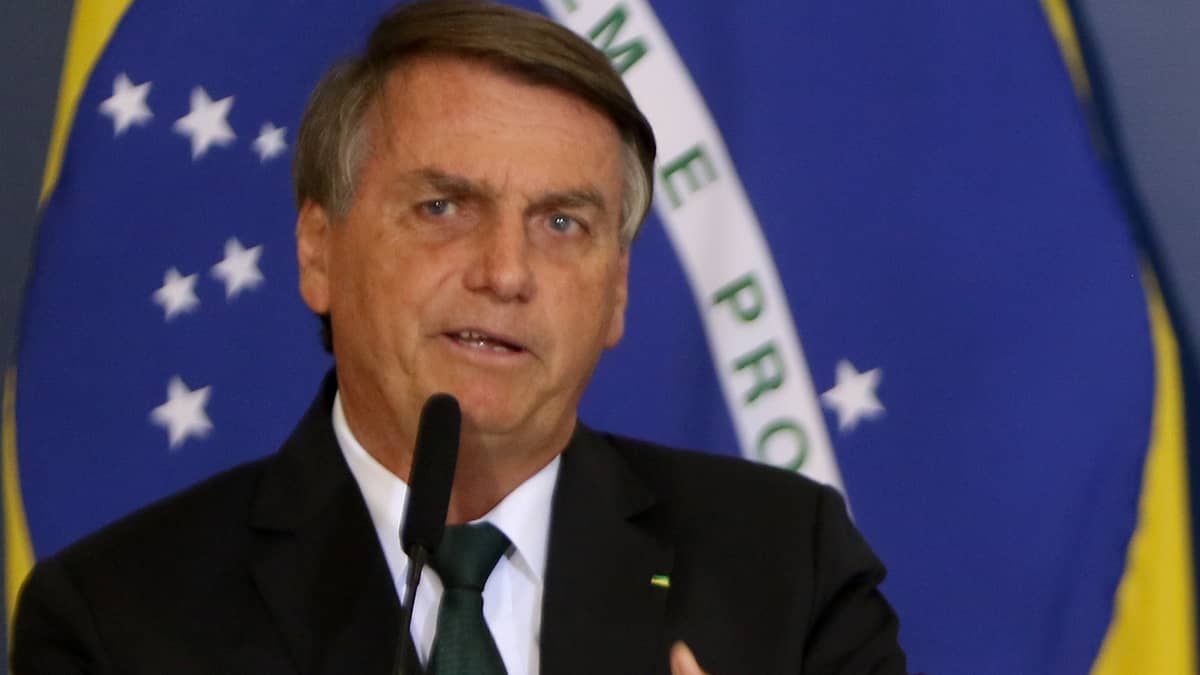 Bolsonaro diz que nunca usou cartão corporativo para saques e compara seus gastos com os de Lula