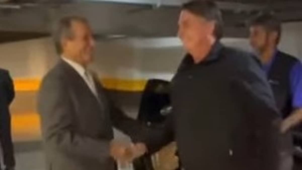 Bolsonaro se reúne com apoiadores e lideranças da oposição ao governo Lula na sede do PL 