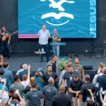 Em BH, Bolsonaro vai a culto em igreja do pai de Nikolas Ferreira