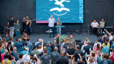 Ex-presidente foi à igreja Graça e Paz, no bairro Vista Alegre