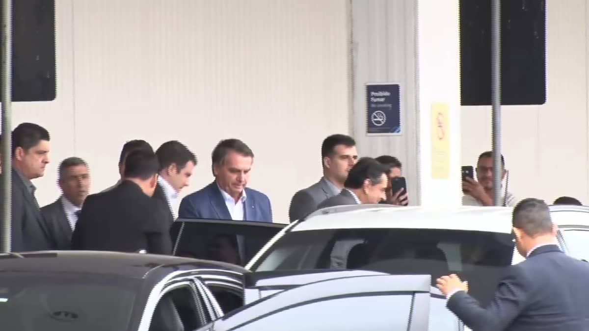 Bolsonaro é recebido por deputados e apoiadores ao desembarcar em Confins