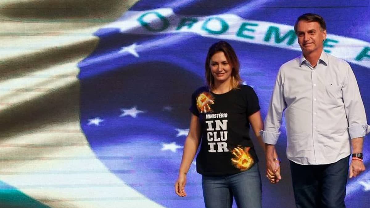 Bolsonaro diz que Michelle aprendeu a discursar e admite que ela pode ser candidata em 2026