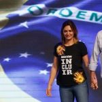 Bolsonaro diz que Michelle aprendeu a discursar e admite que ela pode ser candidata em 2026