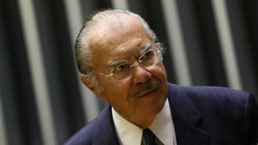 Ex-presidente José Sarney sofreu uma queda em sua casa neste domingo (16) e foi levado para o hospital