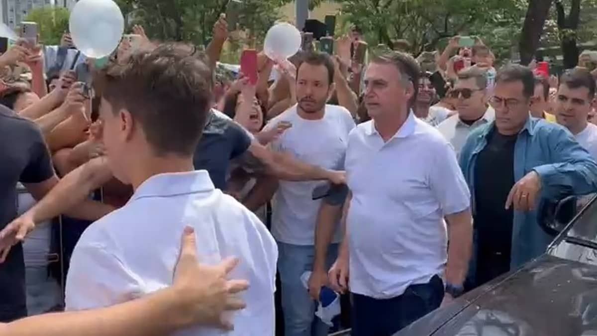Bolsonaro chega em manifestação contra aborto na Praça da Liberdade 