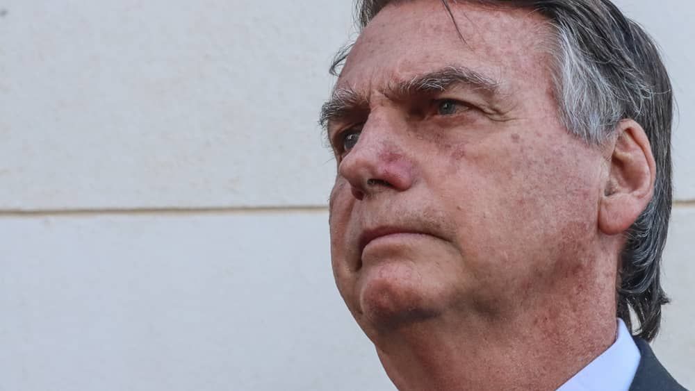 STF mantém multa do TSE a Bolsonaro por reunião com embaixadores