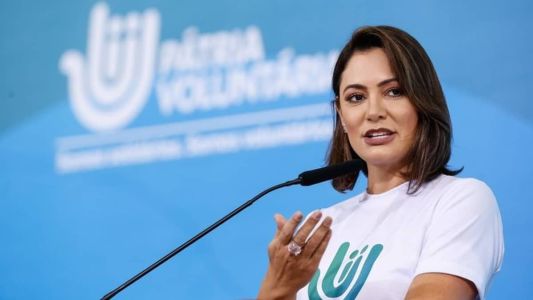 Ex-primeira-dama Michelle Bolsonaro embarcou nesta terça-feira (14) para os Estados Unidos