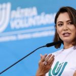 Michelle Bolsonaro embarca para os EUA e não fala sobre data para retorno do ex-presidente ao Brasil