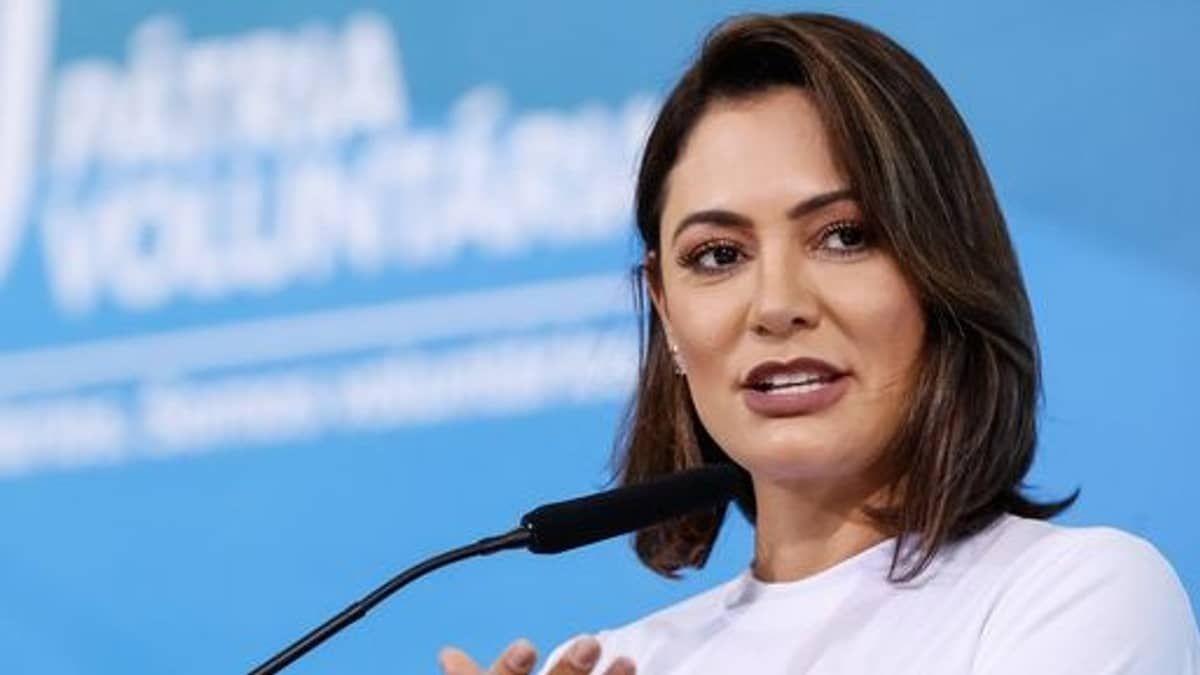 Michelle Bolsonaro é pré-candidata ao Senado no DF, diz Flávio
