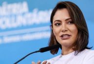 Michelle Bolsonaro é pré-candidata ao Senado no DF, diz Flávio