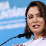 Michelle Bolsonaro é pré-candidata ao Senado no DF, diz Flávio